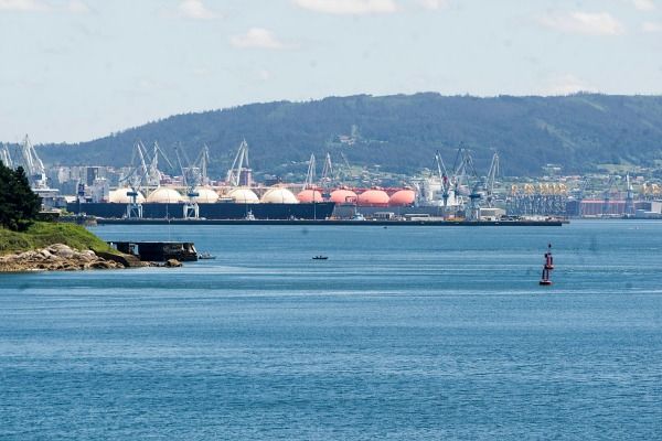 Panorámica de la ría, la villa de Mugardos y los astilleros de Navantia en Ferrol y Fene (foto: Mero Barral / 13fotos para Ferrol360)