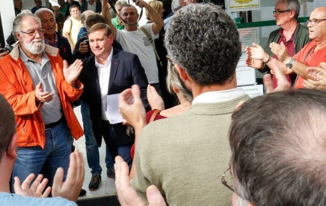Juventino Trigo, aclamado a su salida del pleno de Fene (foto: Mero Barral / 13fotos para Ferrol360)