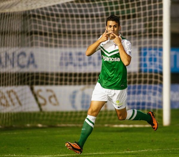 Dani Rodríguez festeja su gol en el Racing-Leonesa (foto: Mero Barral / 13fotos)