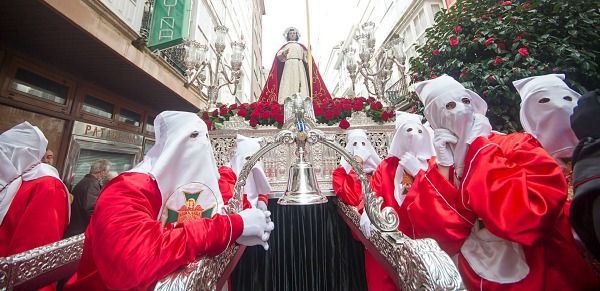 Procesión del Santo Encuentro en la plaza de Armas de Ferrol correspondiente al Viernes Santo, Semana Santa del 2015 (foto: Mero Barral / 13fotos para Ferrol360)
