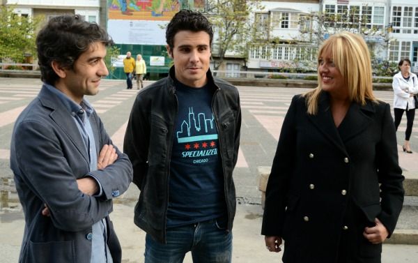 Jorge Suárez y Beatriz Sestayo han recibido a Javier Gómez Noya en la plaza de Armas de Ferrol (foto: Raúl Lomba)