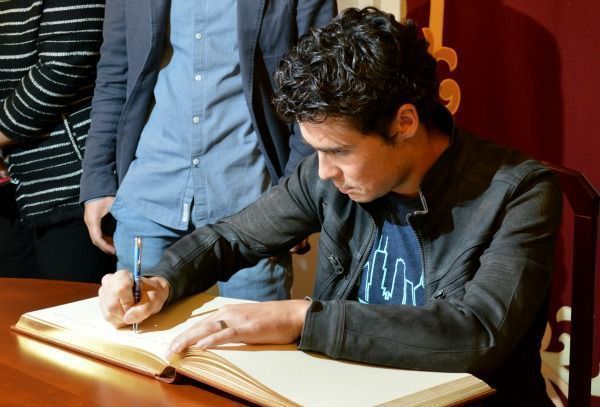 Javier Gómez Noya firma en el Libro de Oro del Concello de Ferrol (foto: Raúl Lomba)