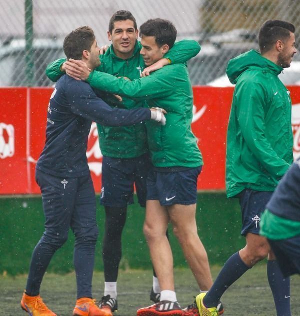 Abrazo entre Iván González, Jon Ander Garrido y Borja Domínguez durante el entrenamiento del Racing de este viernes en A Malata (foto: Mero Barral / 13fotos para Ferrol360)