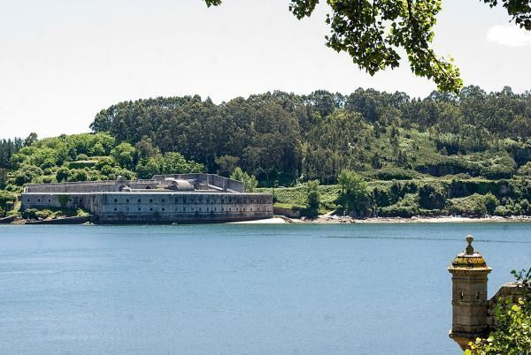Imagen de la ría de Ferrol y los castillos de San Felipe y A Palma este martes (foto: Mero Barral / 13fotos para Ferrol360)