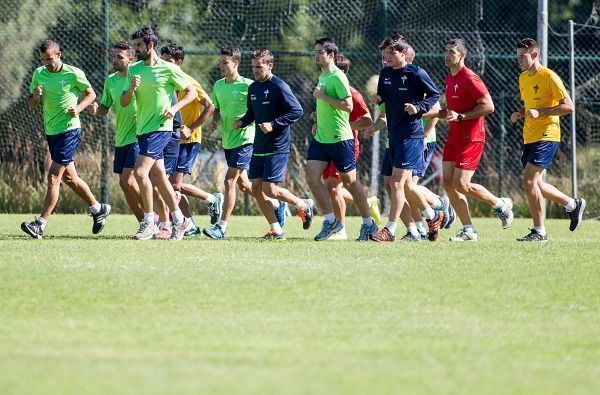 Primer entrenamiento para el Racing de Míchel Alonso con 14 jugadores a ...