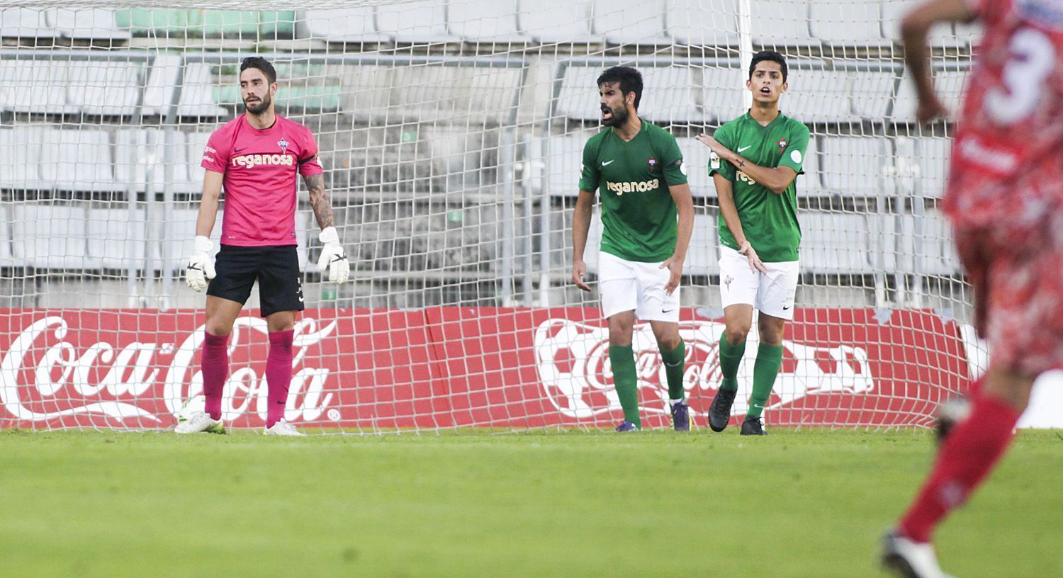 Ian Mackay, Diego Maceira y Bicho se lamentan por el gol del Guijuelo contra el Racing en A Malata (foto: Mero Barral / 13fotos para Ferrol360)