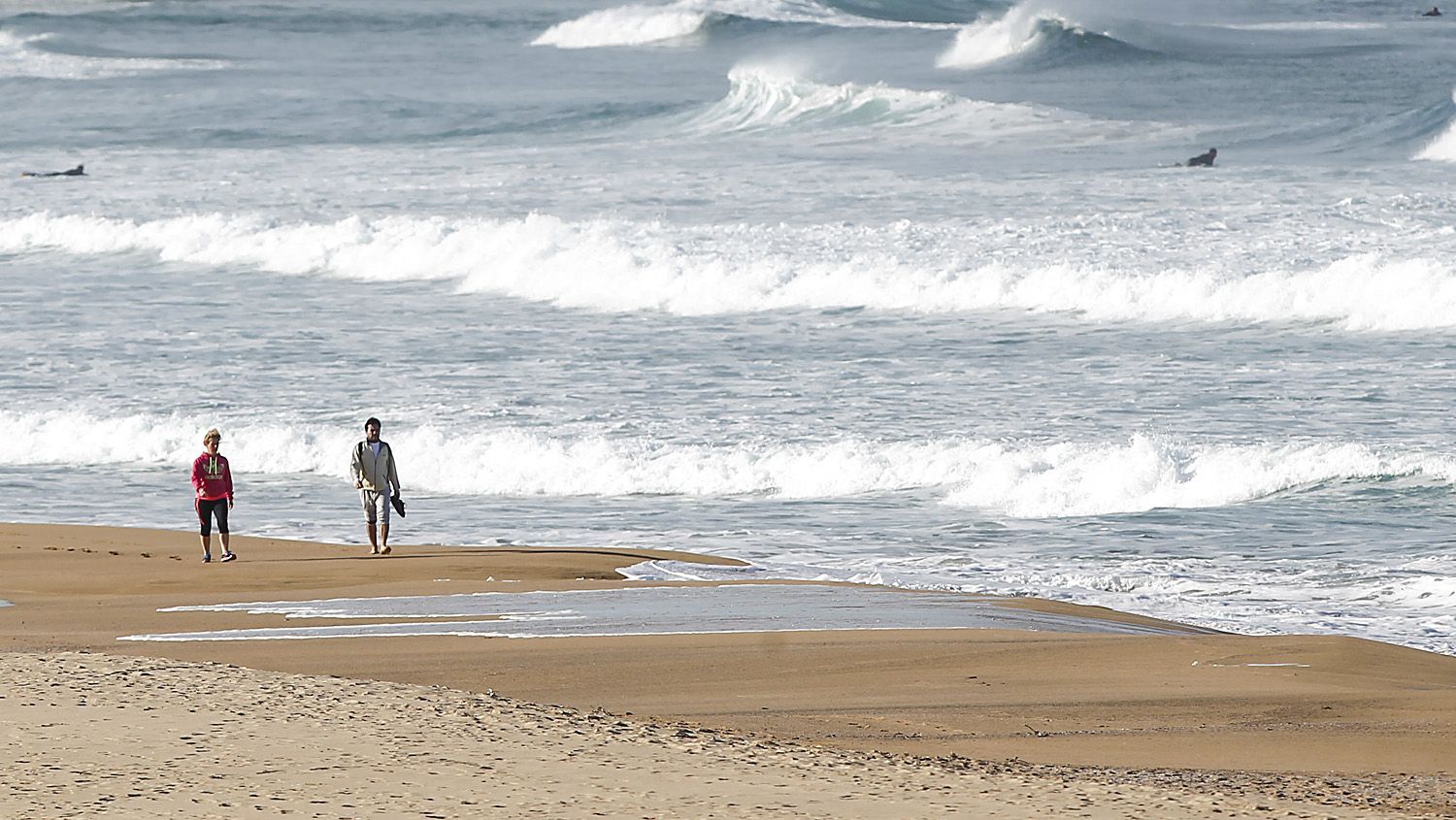 La playa de A Frouxeira, en Valdoviño, al mediodía de este viernes (foto: Mero Barral / 13fotos para Ferrol360)