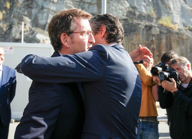 Abrazo entre Alberto Núñez Feijoo e Íñigo de la Serna este lunes en Caneliñas (foto: Mero Barral / 13fotos para Ferrol360)