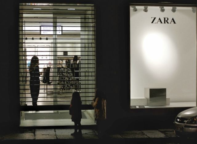 Zara cierra su verja por última vez en Ferrol (foto: Mero Barral / 13fotos para Ferrol360)