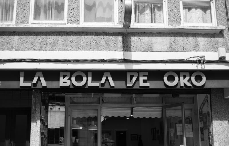 La Bola de Oro es el establecimiento con más solera de la calle María (Fotografía: Alicia Seoane)