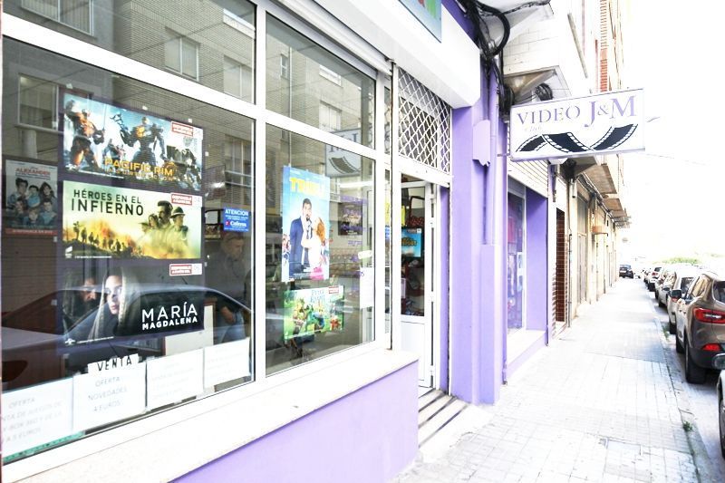Marifé Carreras regenta J&M, el último videoclub de Ferrol (foto: Mero Barral / 13fotos para Ferrol360)
